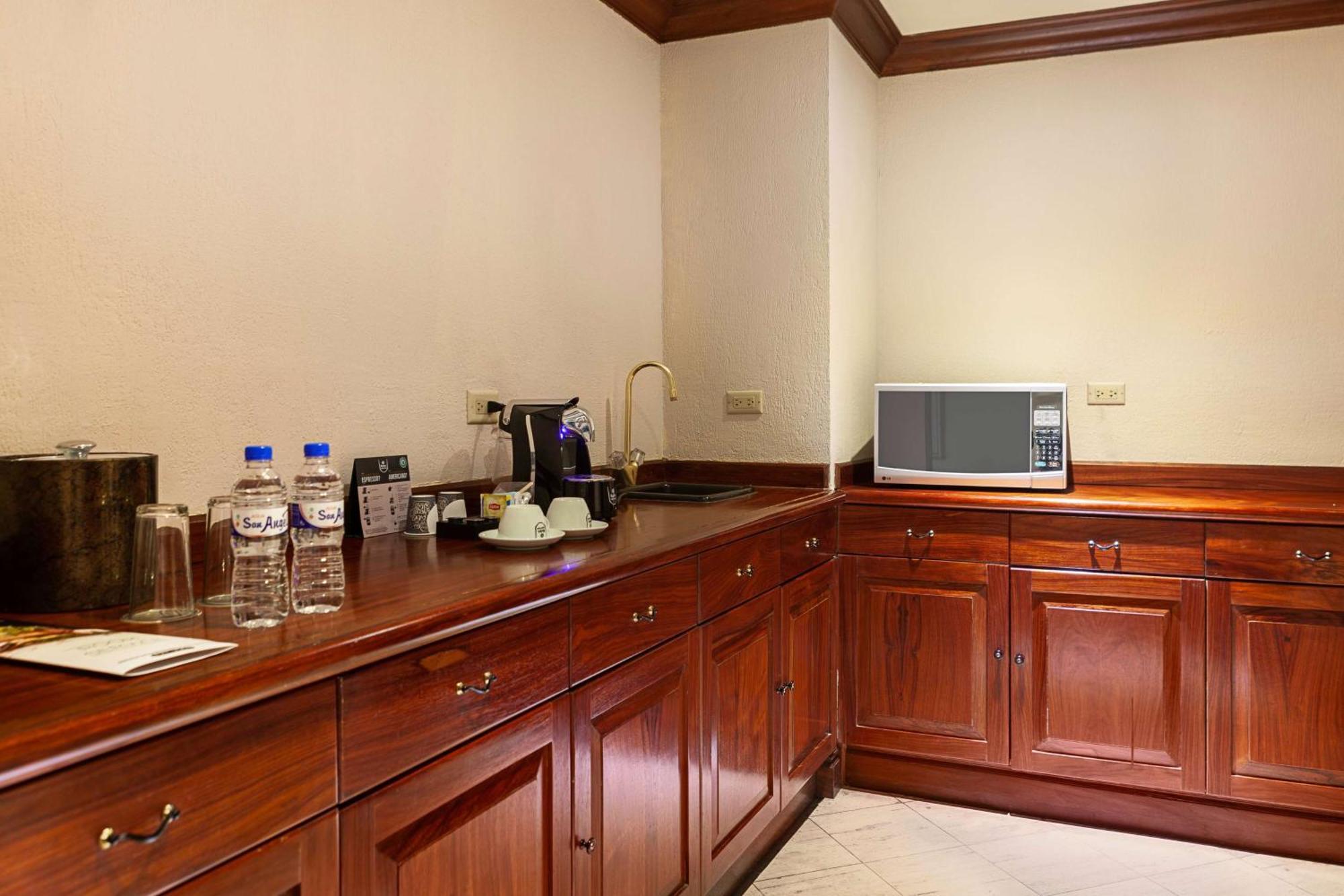 Wyndham San Jose Herradura Экстерьер фото A wet bar in a hotel room