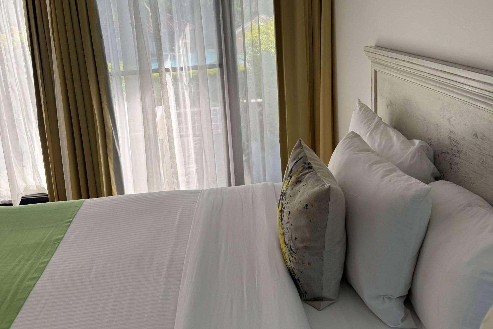 Wyndham San Jose Herradura Экстерьер фото A bed with pillows